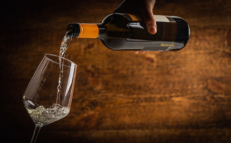 Vino versato in calice per Cantine Aperte